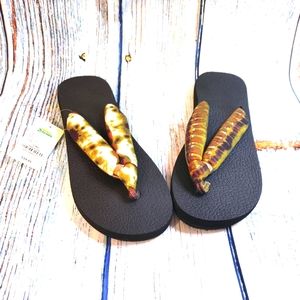 New. Zealand Size 10 Multicolored Flip Flops